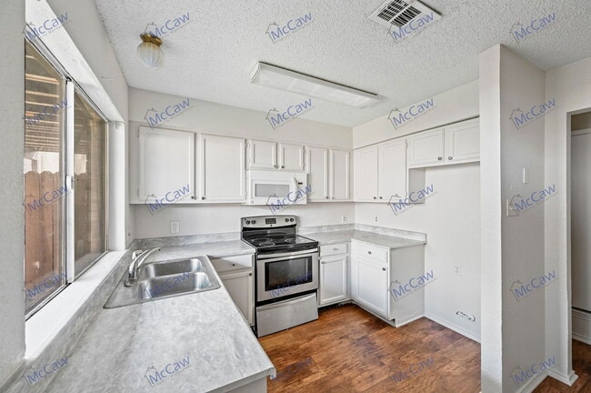 Building Photo - 800 Bluebonnet Dr