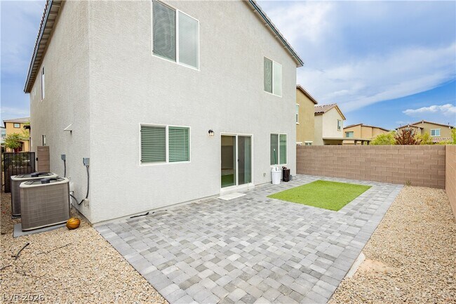 Building Photo - 5340 Maroon Guava St