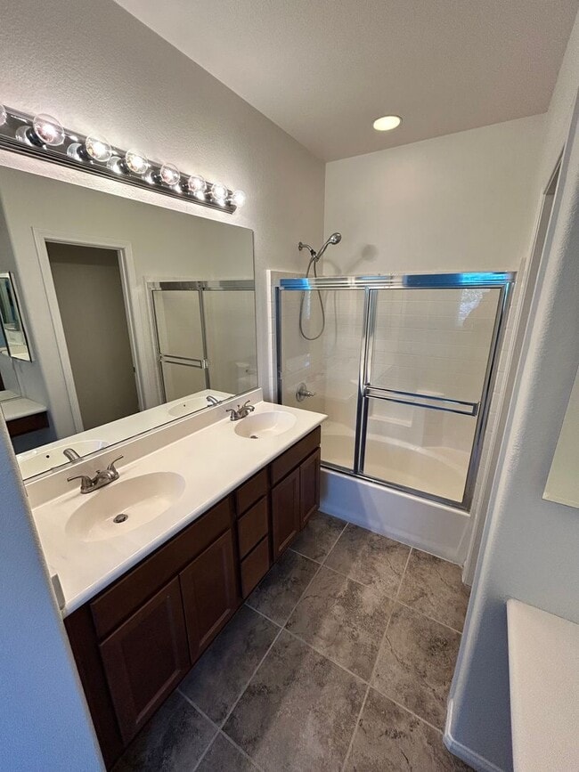 Building Photo - 3 bed 2 car garage condo for rent in Murrieta