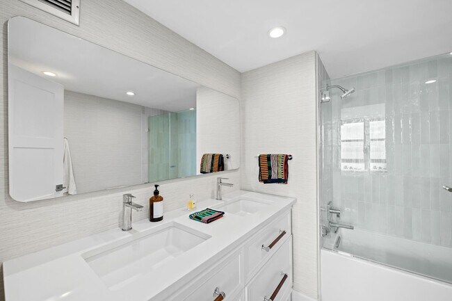 Building Photo - 2841 N Ocean Blvd