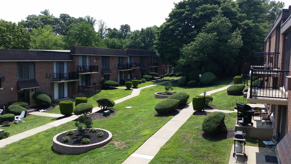 Beautiful Courtyards - CV @ Glenolden Station