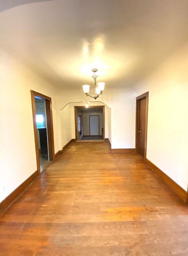 Building Photo - 3 BED 1.5 BATH NEAR OU MEDICAL CENTER
