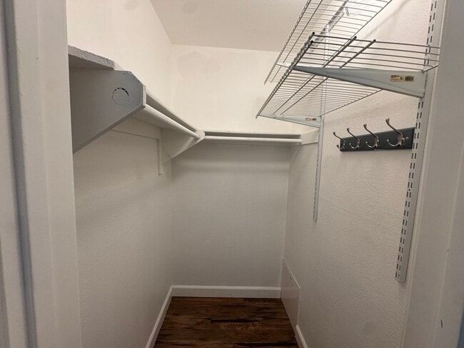Building Photo - Spacious 2 Bed / 2 Bath Long Beach Condo Near Traffic Circle, CSULB & Belmont Heights