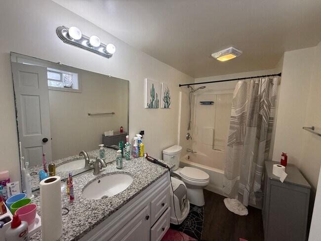 Building Photo - 250 6th Ave N