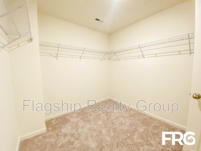 Building Photo - 300 Kenison Way