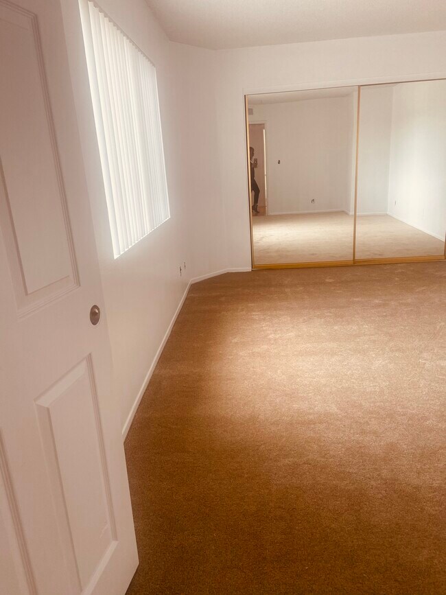 Building Photo - 415 S Verdugo Dr