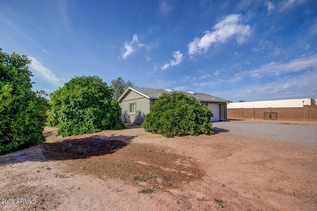 Building Photo - 6012 W Grovers Ave