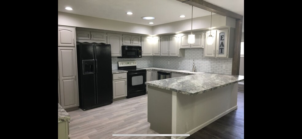 Building Photo - 4905 Cresthaven Dr