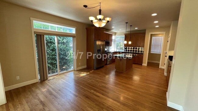 Building Photo - Stunning 4 BD | 2.5 BA Craftsman - Milwaukie