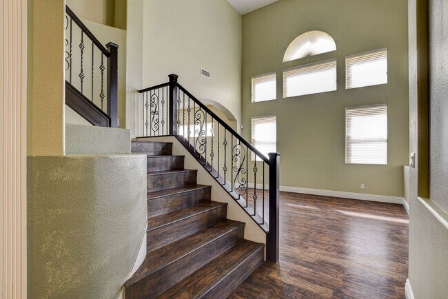 Building Photo - Stunning Summerlin Pool Home!