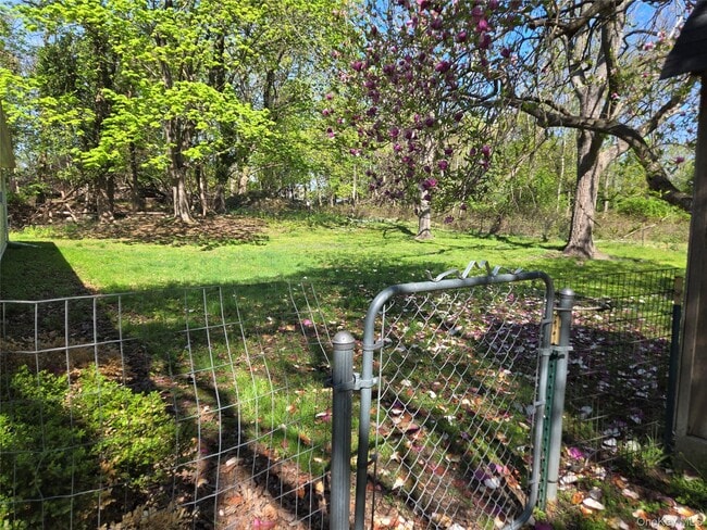 Building Photo - 542 W Broadway