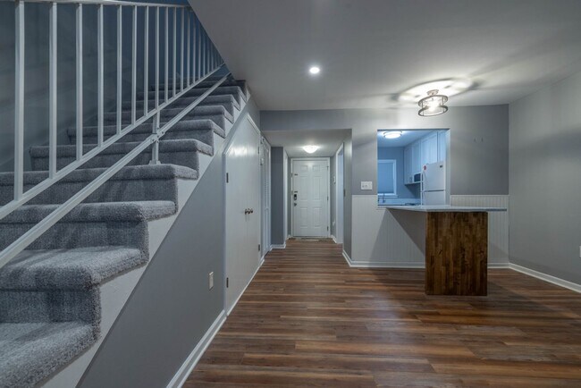 Building Photo - Renovated Townhome in Village Green!
