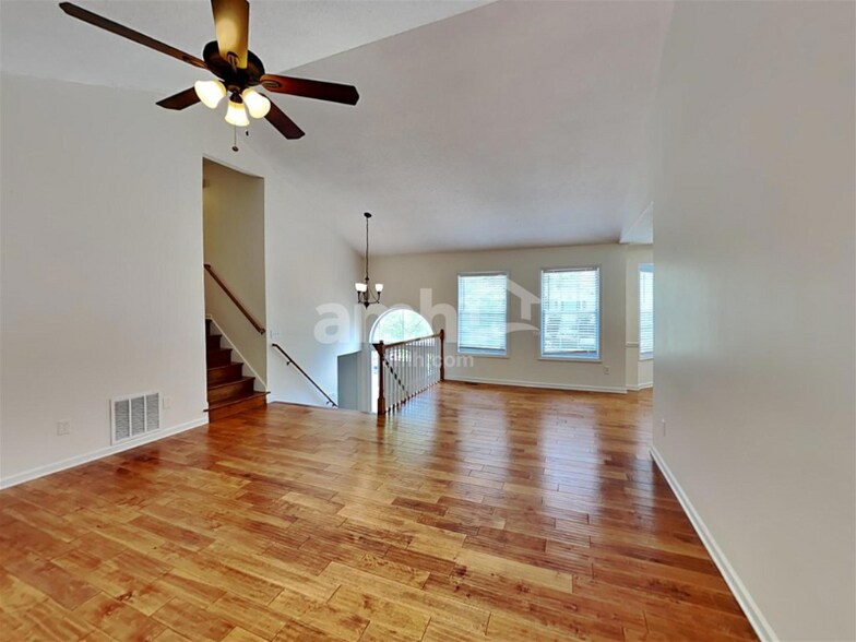 Building Photo - 502 Silver Maple Ln