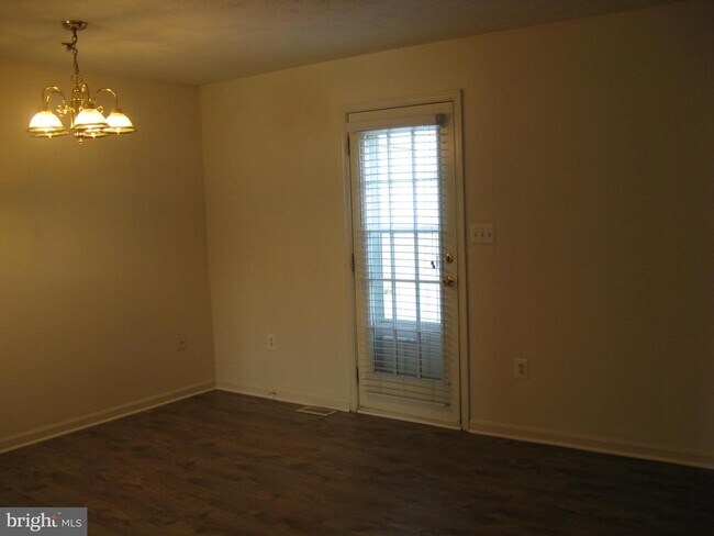 Building Photo - 175 Equestrian Dr