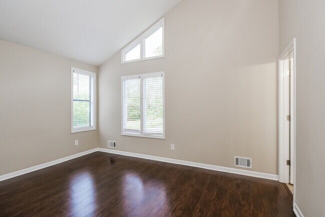 Building Photo - 185 Castleair Ct NE