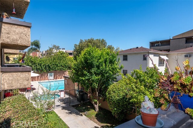 Building Photo - 320 E Stocker St