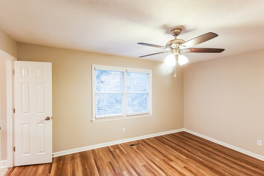 Building Photo - 800 Dunwoody Ln