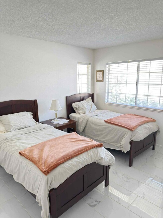 Building Photo - 2890 Summer Set Cir