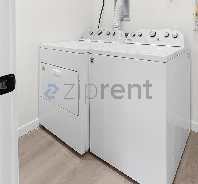 Building Photo - Unit B