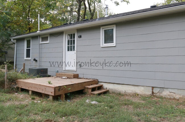 Building Photo - 5231 N Merrimac Ave