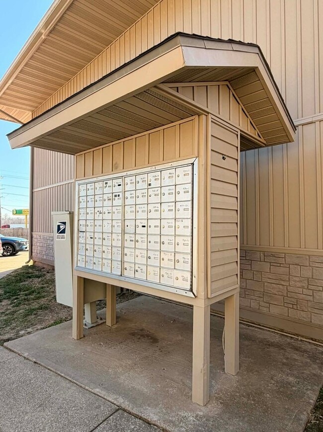 Building Photo - Lioncrest Apartments