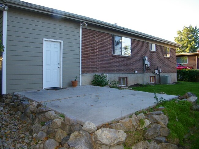 Building Photo - 6893 Rhonda Ave