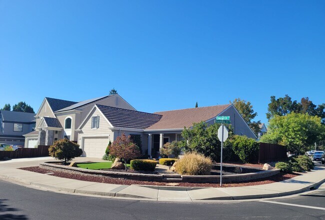Building Photo - 1095 Crescent Dr