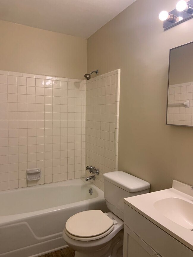 Building Photo - Updated 2 Bedroom, 1 Bath Apartment