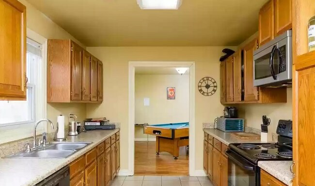 Building Photo - Beautiful Home Near the University!