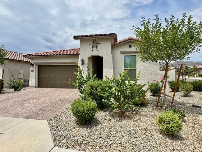 Building Photo - Beautiful 3 Bedroom 2 Bath Single Level Newer Built Home In Litchfield Park! Has Solar!