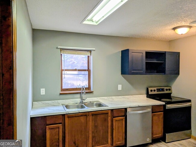 Building Photo - 96 Glencrest Dr