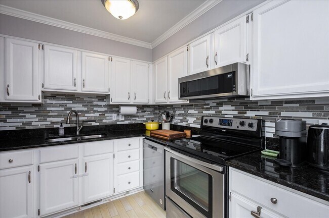 Building Photo - 616 E Davie St