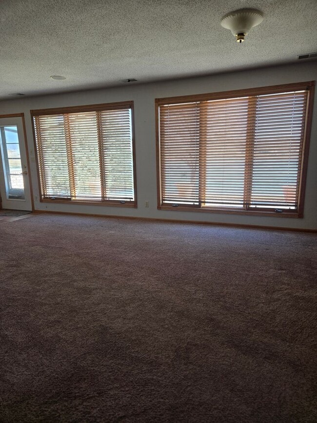 Building Photo - Home on the Lake