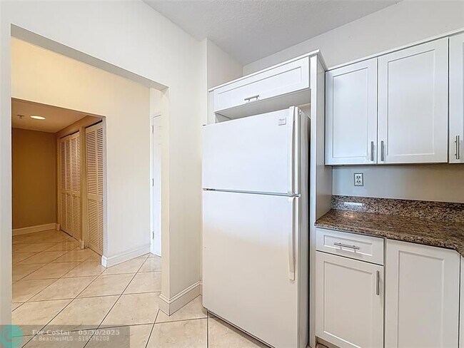 Building Photo - 3020 NE 32nd Ave