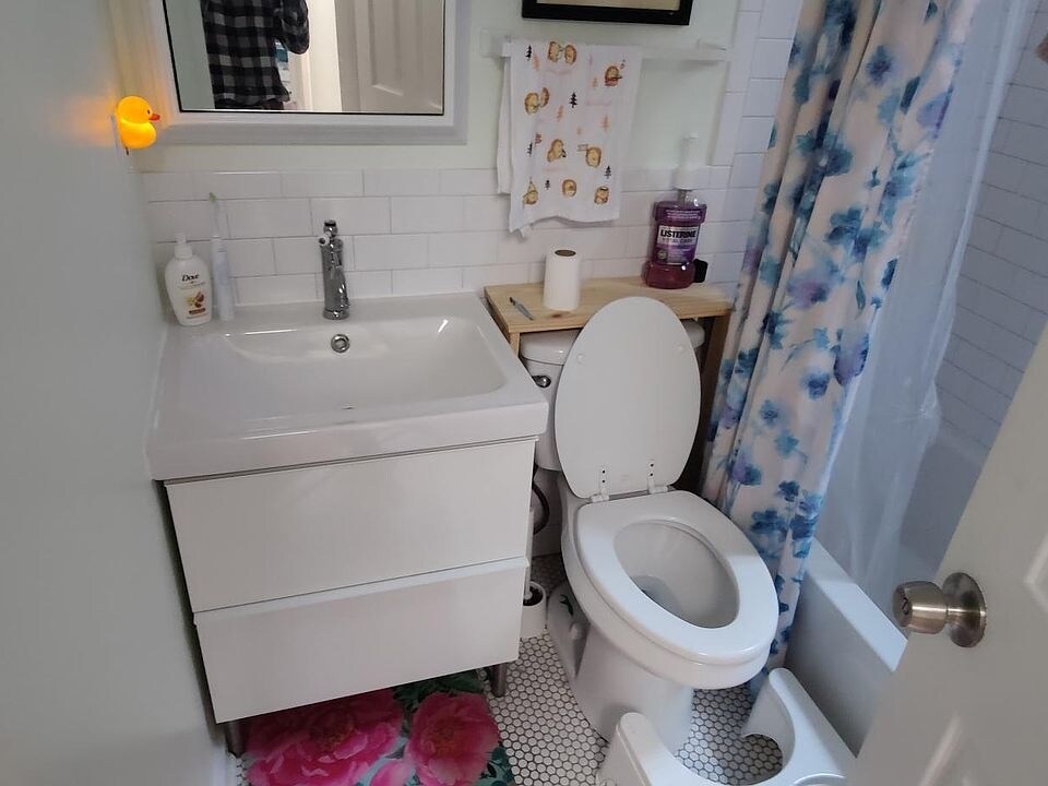 Building Photo - 707 15th St NE