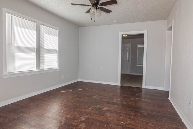 Building Photo - Pre-Leasing  - 2 bed 1 bath
