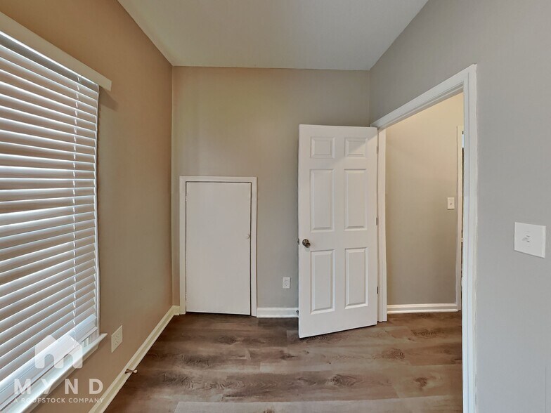 Building Photo - 374 Shoal Ct