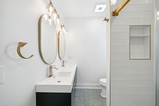 Building Photo - Tastefully Renovated Downtown Charleston Home