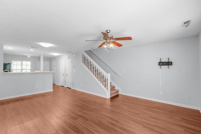 Building Photo - Charming 2-Bedroom Townhome in Prime Locat...