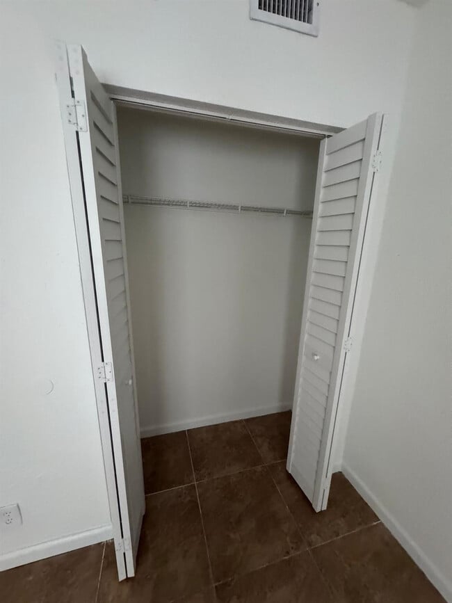 Building Photo - 1161 Golden Lakes Blvd