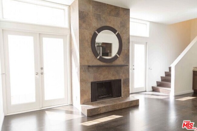 Building Photo - 431 N Doheny Dr