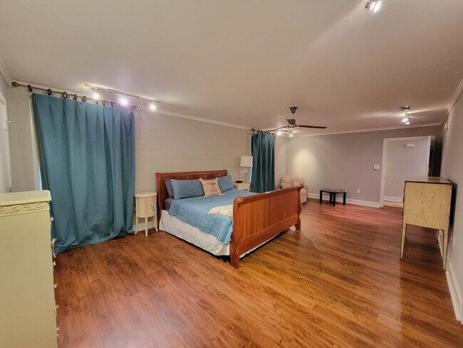 Building Photo - Massive 3 bed 3 bath on Boulevard!