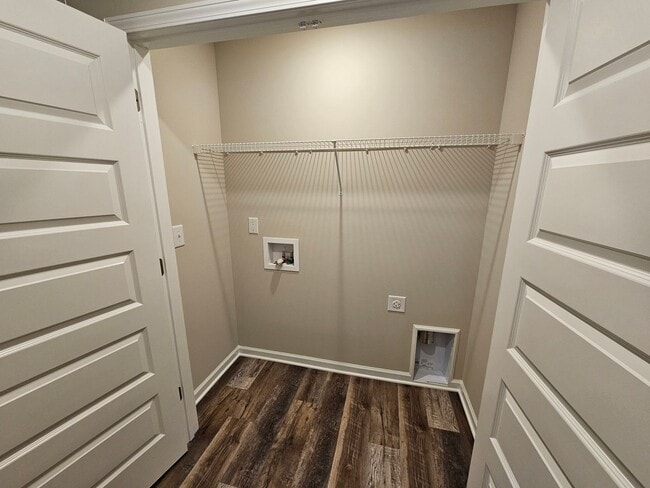 Building Photo - LUXURY 3 BEDROOM RANCH STYLE HOME IN SCENIC FOX RUN