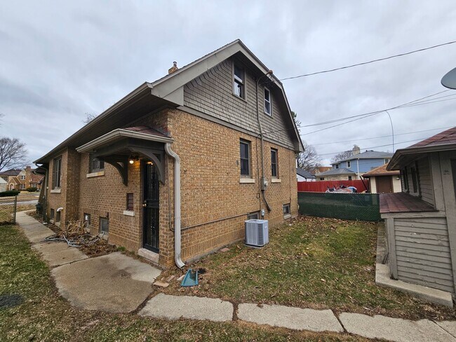 Building Photo - Cozy Single-family Home