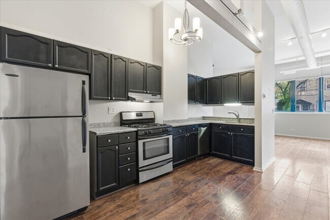 Building Photo - 2600 N Southport Ave