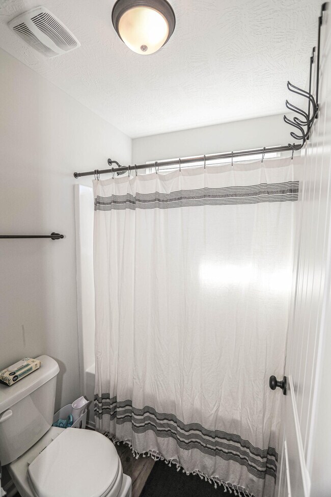 Building Photo - 550 Jensen Ln