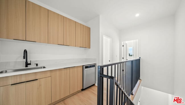 Building Photo - 1933 Magnolia Ave