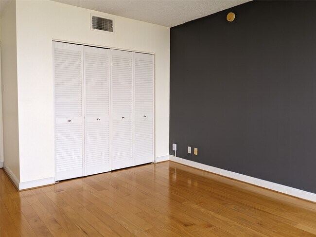 Building Photo - 5001 Woodway Dr