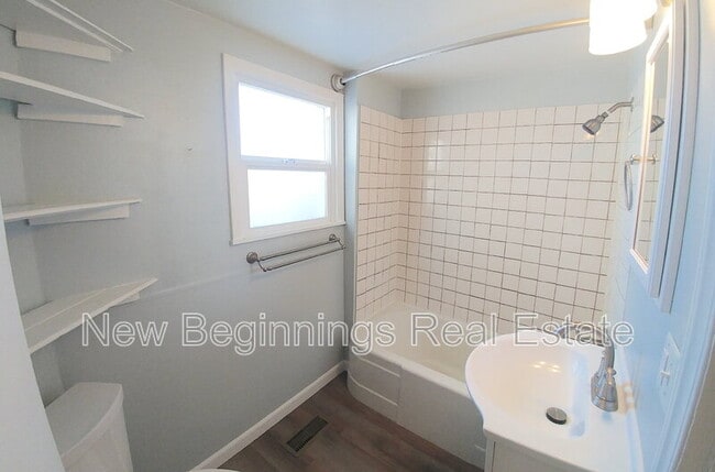 Building Photo - 2028 E Dale St