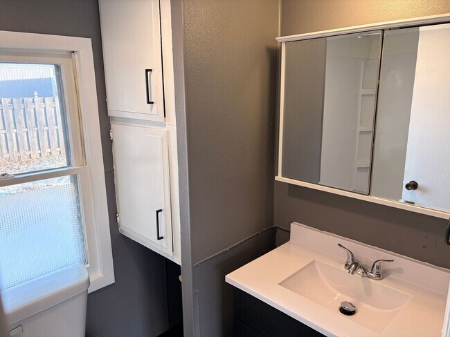 Building Photo - Lovely 3-Bedroom Ranch Style Home!